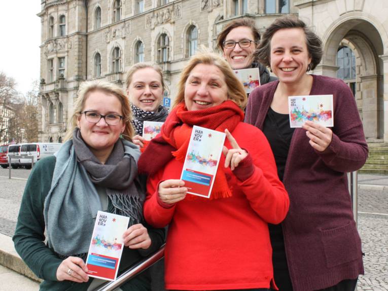 Fünf Frauen vor dem Neuen Rathaus in Hannover