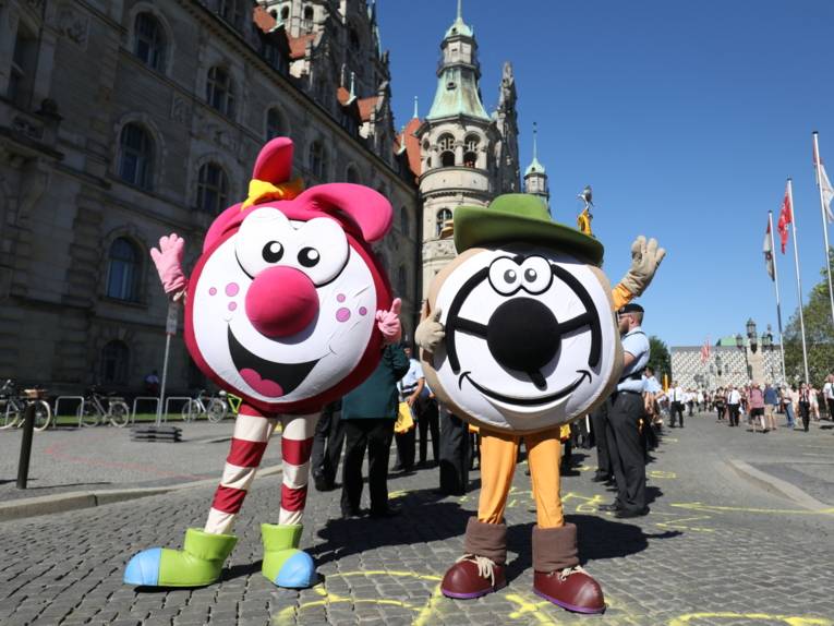 Die beiden Schützenfest-Maskottchen vor dem Neuen Rathaus