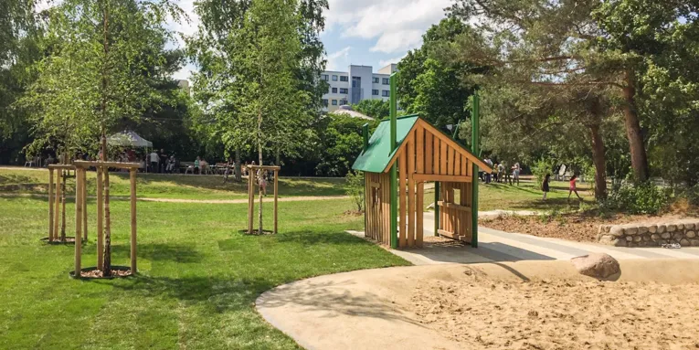 Der neue Sandkasten samt Spielhaus im Stadtteilpark Schwarzwaldstraße