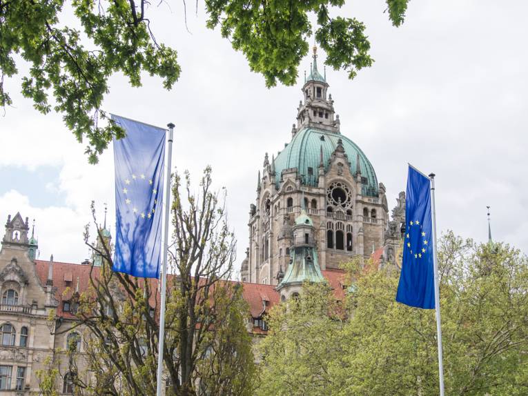 Flaggen vor einem Gebäude. 