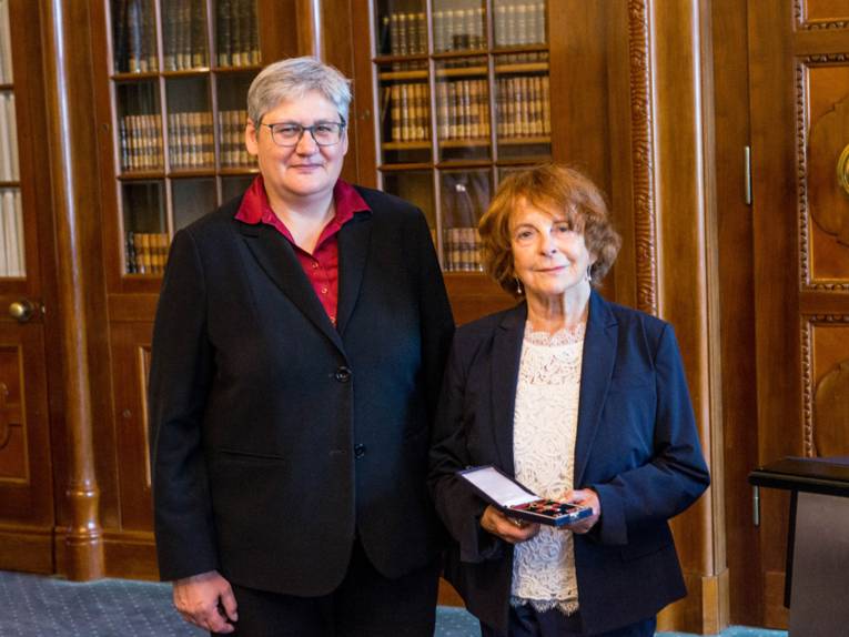 Zwei Frauen in einer Stube. 