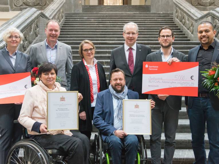 Acht Personen an der Treppe in der Rathaushalle