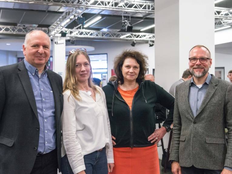 Zwei Männer und eine Frau. 