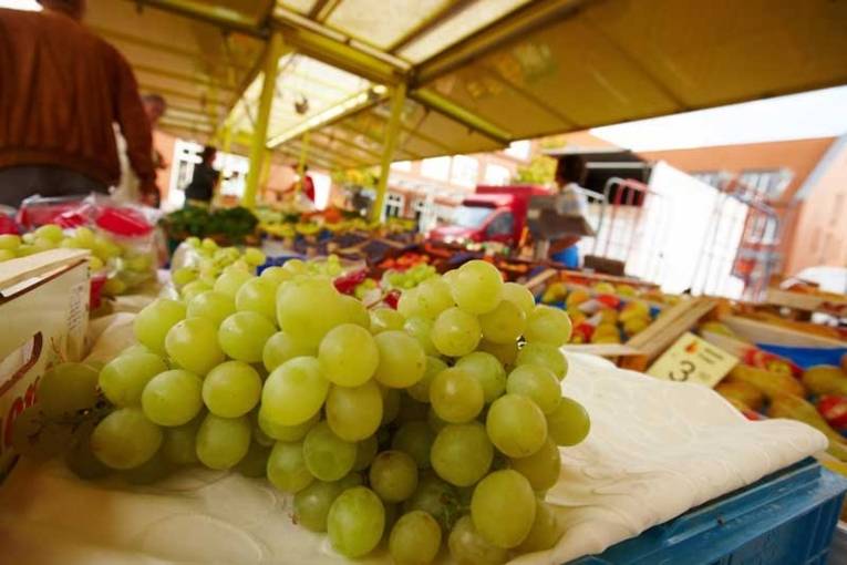 Weintrauben auf einem Wochenmarkt.