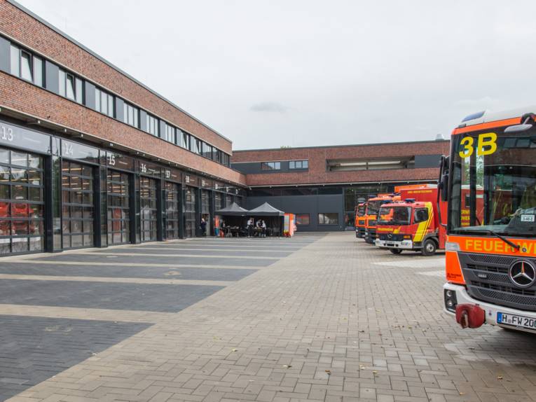 Außenansicht der Feuer- und Rettungswache 3, Backsteinbau, im Vordergrund der Frontbereich eines Feuerwehreinsatzfahrzeugs