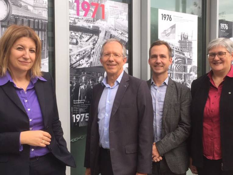 v.l.n.r.: enercity-Vorstandsvorsitzende Dr. Susanna Zapreva, Ulrich Gehrke (Beiratsvorsitzender) mit Christian Schulz (Geschäftsführer) der Café am Kröpcke Betriebsgesellschaft mbH & Co. sowie die Erste Stadträtin und Wirtschafts- und Umweltdezernentin Sabine Tegtmeyer-Dette vor der Wandzeitung mit historischen Bildern und Informationen zur Entwicklung des Kröpcke-Cafés im KundenCenter.