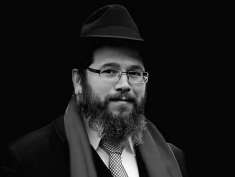 Mann mit Bart, Brille und Hut. 