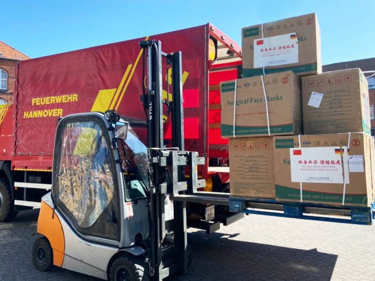 Gabelstapler mit Kartons. 