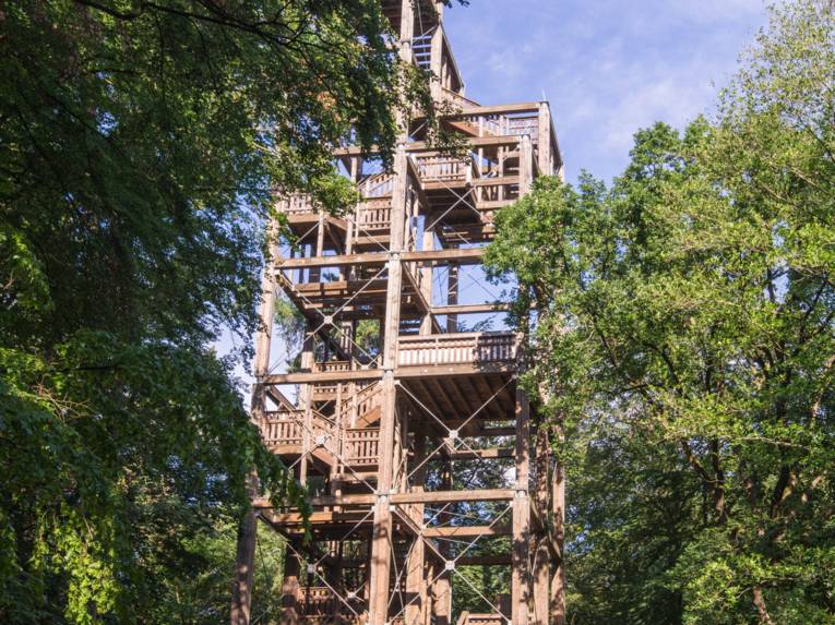Ein Holzturm mitten im Wald. 