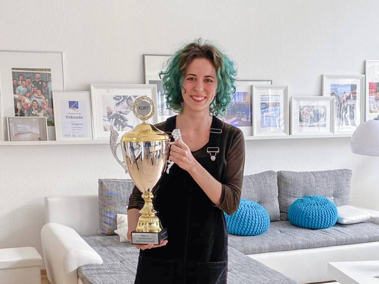 Frau mit einem Pokal. 