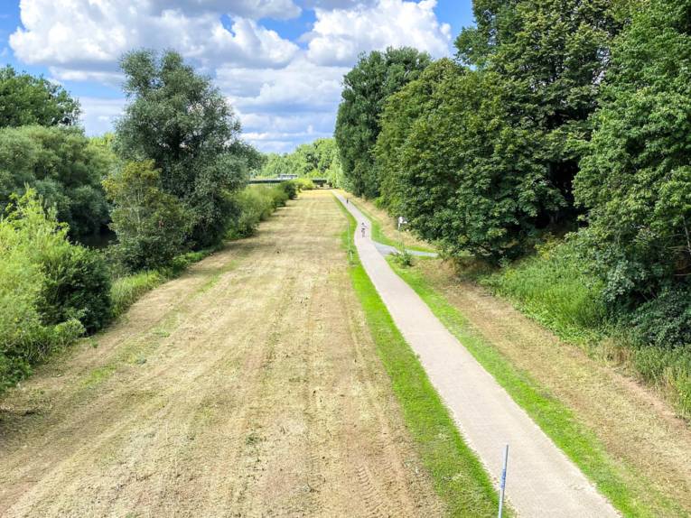 Radweg durchs Grüne. 