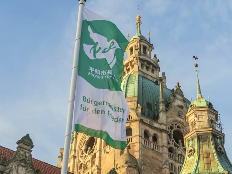 Die Flagge der Mayors for Peace weht vor dem Neuen Rathaus