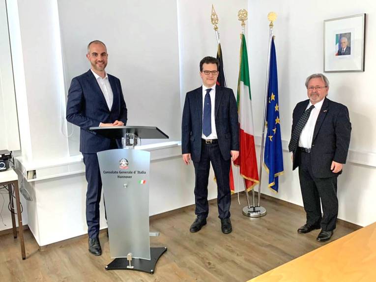 Drei Männer in einem Raum. 