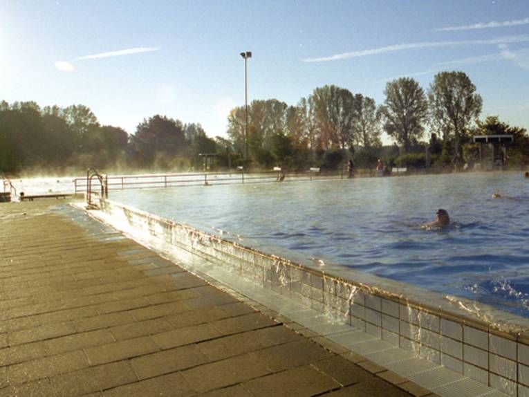 Freibad im Abendlicht. 