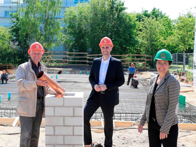 Der Personen bei einer Grundsteinlegung. 