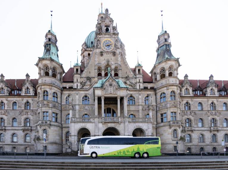 Ein Reisebus vor dem Neuen Rathaus Hannover. 