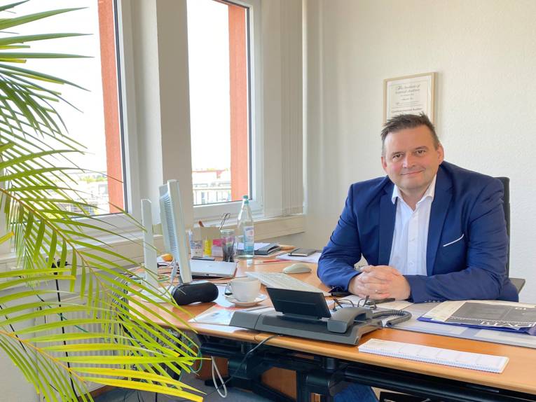 Ein Mann sitzend an einem Schreibtisch