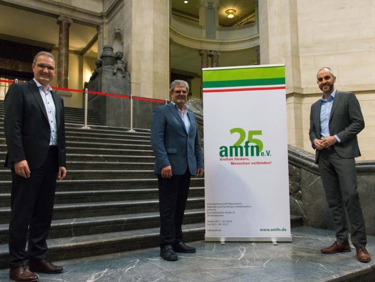 Drei Männer auf einer Treppe. 