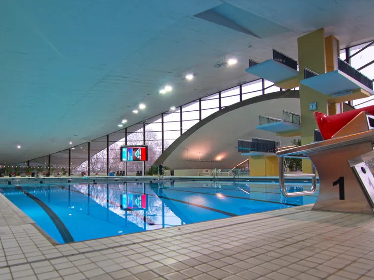 Schwimmhalle.