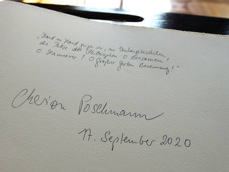 Marion Poschmann, die für ihre Lyrik und Prosa bereits mit zahlreichen renommierten Preisen ausgezeichnet wurde, verewigt sich mit einer Verszeile im Goldenen Buch der Stadt.