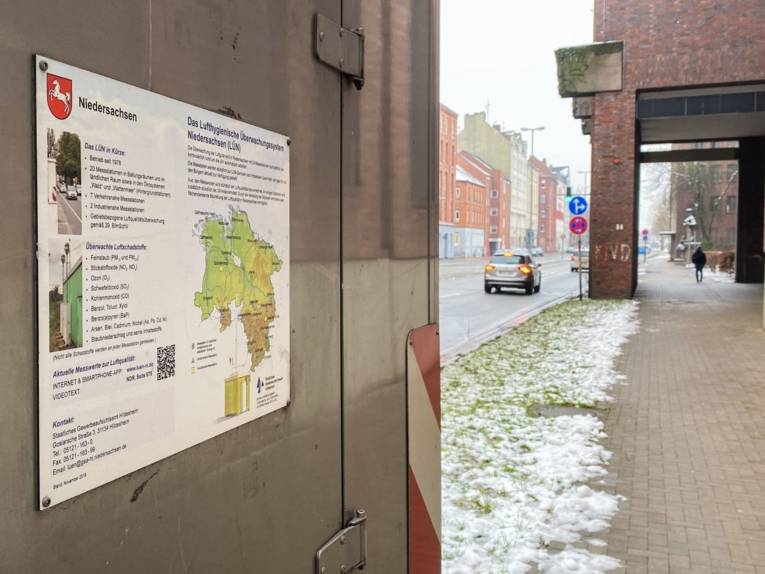 Messstation an einer Straße.