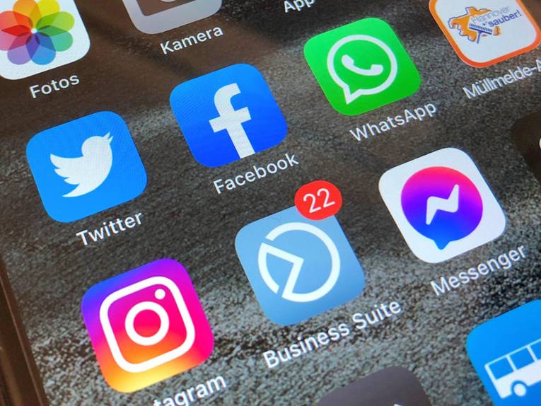 Foto eines Smartphone-Screens, auf dem die Icons verschiedener Apps zu sehen sind, darunter Facebook, Twitter und Instagram