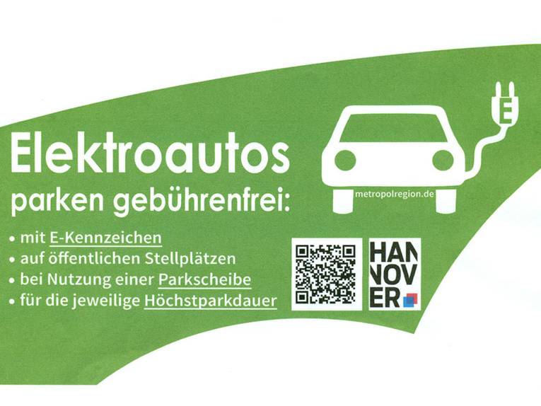 Zeichnung eines Autos mit Stromkabel und die Aufschrift "Elektroautos parken gebührenfrei"