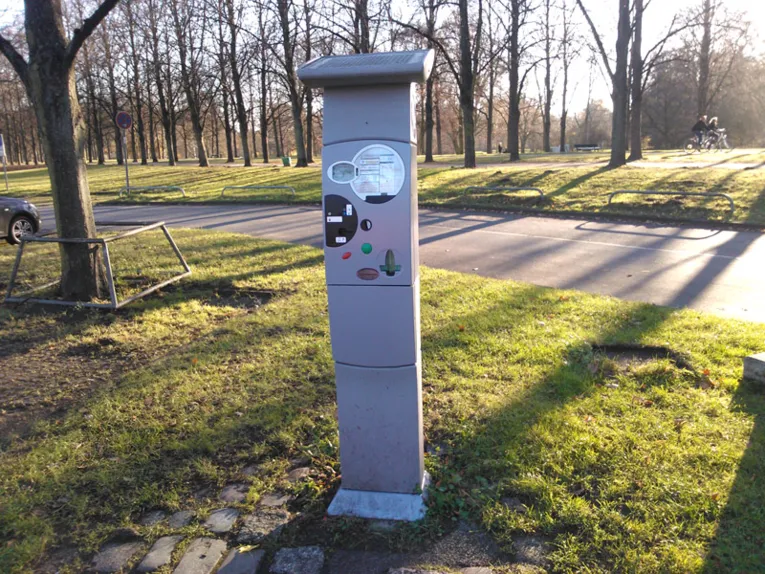 Parkscheinautomat am Straßenrand