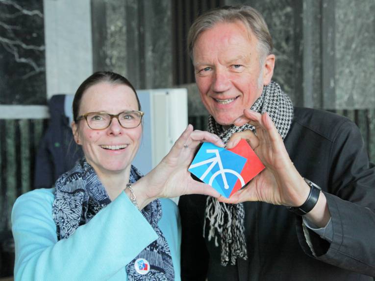 Mone Böcker ("TOLLERORT – entwickeln & beteiligen") und Stadtbaurat Uwe Bodemann präsentieren das Logo der "Lust auf Fahrrad"-Initiative