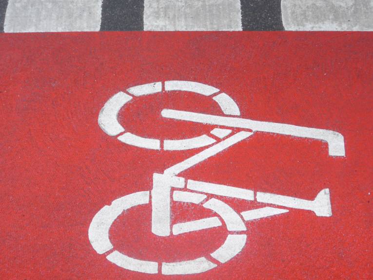 Bodenmarkierung für einen Radweg