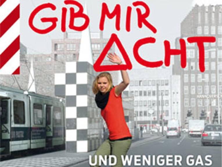 Junge Frau läuft vor einem Auto auf die Straße