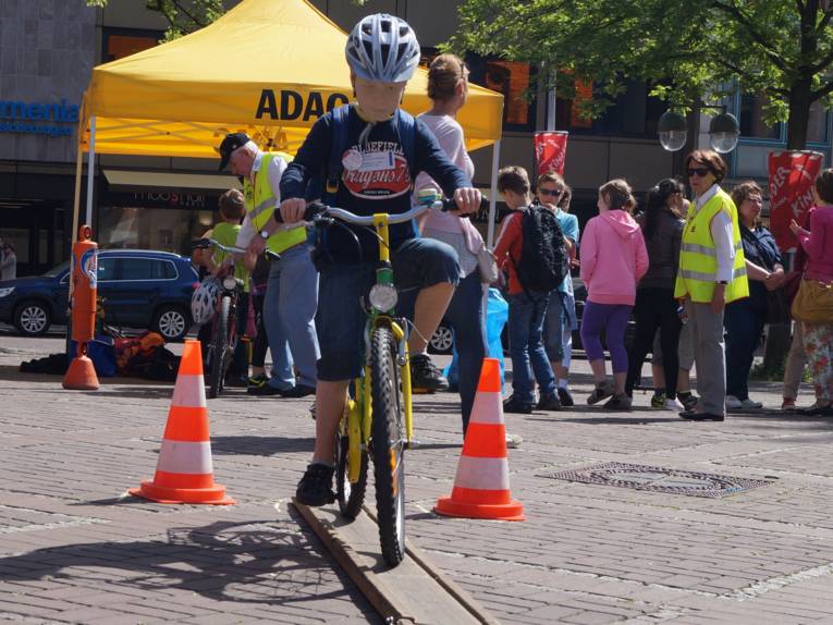 Auf dem Fahrrad-Parcours können die Kinder ihre Geschicklichkeit üben. 