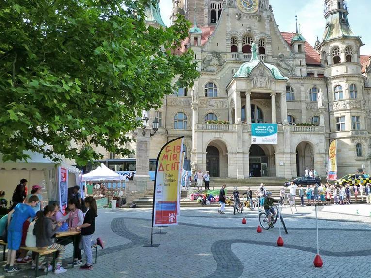 Schülerinnen und Schüler üben auf dem Trammplatz vor dem Rathaus Slalomfahren mit dem Fahrrad