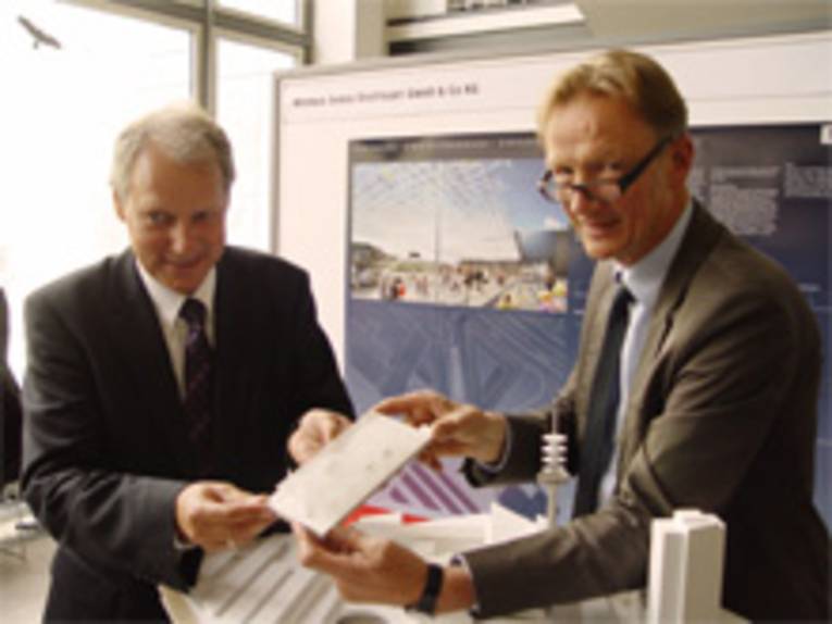 Dr. Wolfgang Sundermann, Geschäftsführer von Werner Sobek Stuttgart GmbH & Co. KG und Stadtbaurat Uwe Bodemann präsentieren das Modell vom neuen ZOB