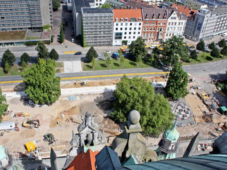 Blick vom Rathausturm auf die Baustelle Trammplatz