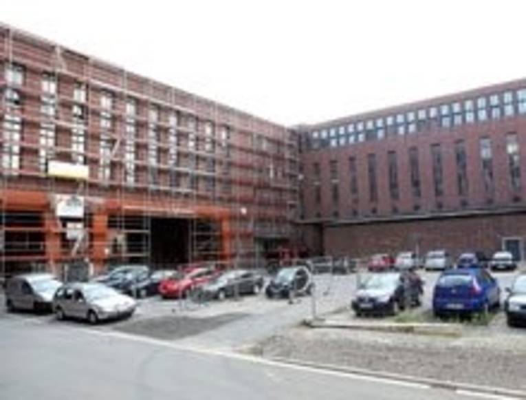 Eingerüstetes Gebäude auf dem Hanomag-Gelände