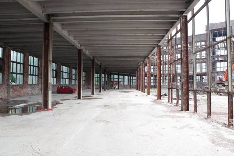 Entkernte Halle der früheren Theaterwerkstätten, die zu Wohnzwecken umgebaut wird