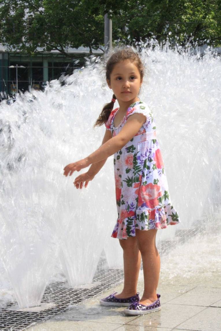 Spielendes Mädchen am Brunnen des Bahnhofsvorplatzes