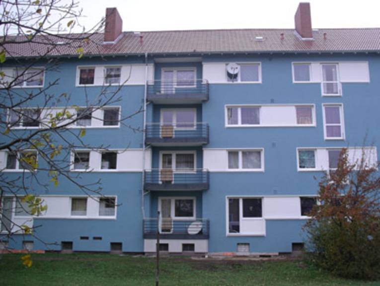 Blaue Fassade eines sanierten Hauses in Stöcken