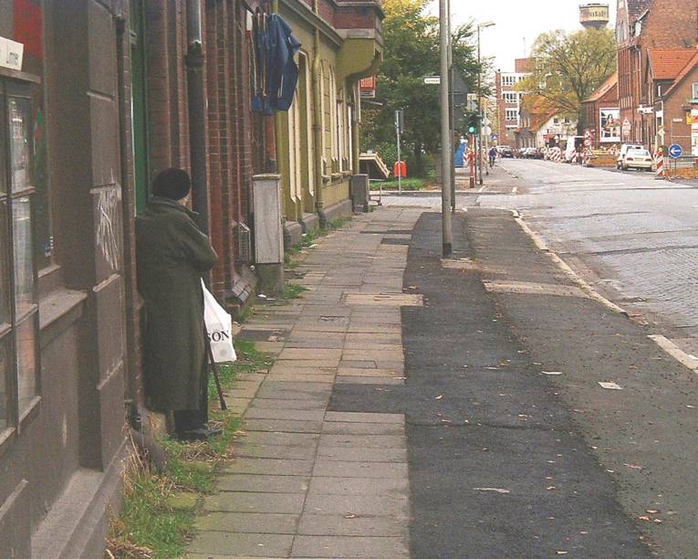 Straße in sanierungsbedürftigem Zustand