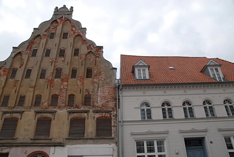 Blick auf einen sanierungsbedürftigen Altbau