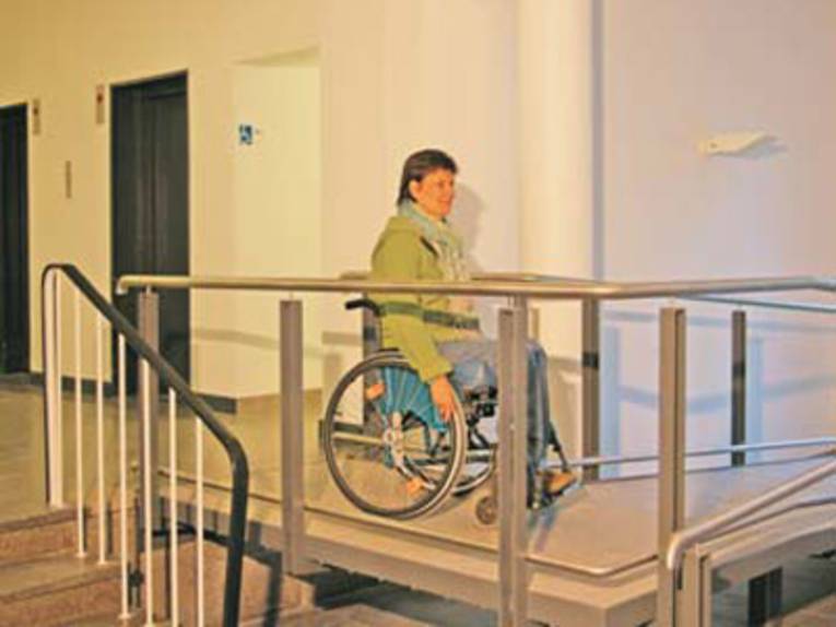 Ein Rollstuhlrampe bietet eine Alternative zur Treppe