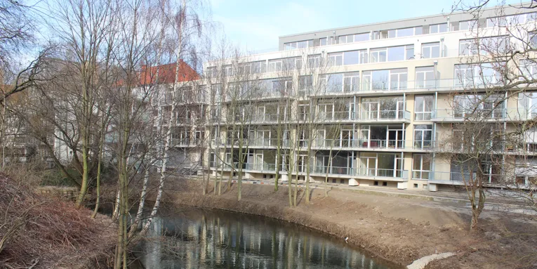 Häuser an einem Fluss