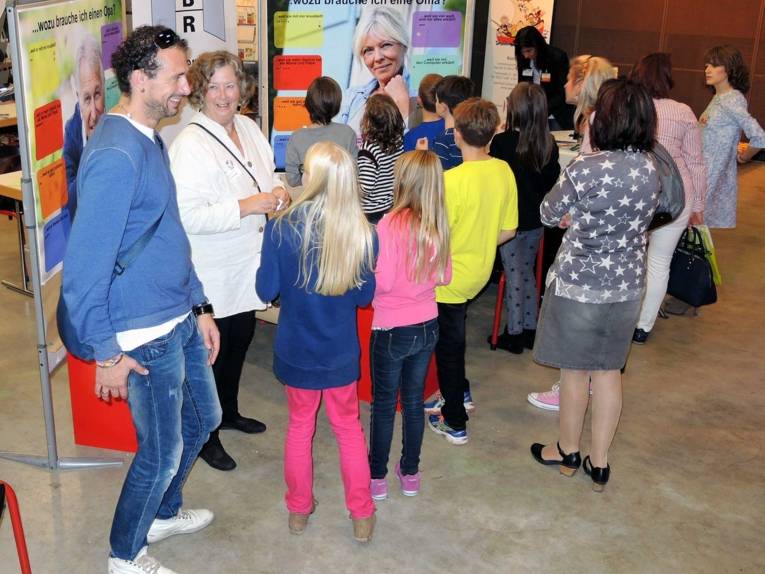 Der Informationsstand des Seniorenbeirats mit zahlreichen jungen Besucherinnen und Besuchern