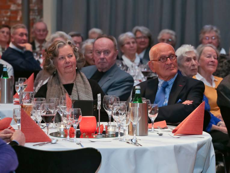 Unter den Gästen der Gala befanden sich auch Frau Monika Stadtmüller, Vorsitzende des Seniorenbeirates Hannover, und der ehemalige Oberbürgermeister Herbert Schmalstieg, die hier im Publikum an einem festlich gedeckten Tisch sitzen und dem Programm folgen.