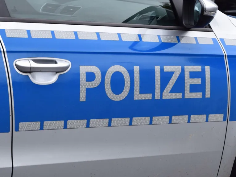 Der Schriftzug "Polizei" an einem Einsatzfahrzeug