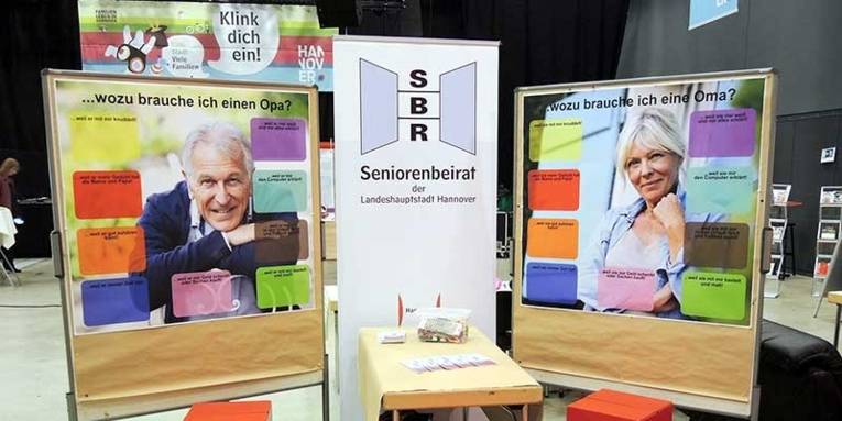 Zwei Stellwände des Seniorenbeirates mit Plakaten, die die Aufschrift tragen: "Wozu brauche ich einen Opa?" und "Wozu brauche ich eine Oma?"