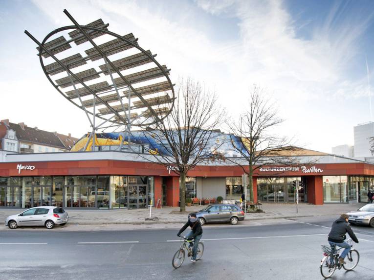 Blick auf den Haupteingang vom Kulturzentrum Pavillon