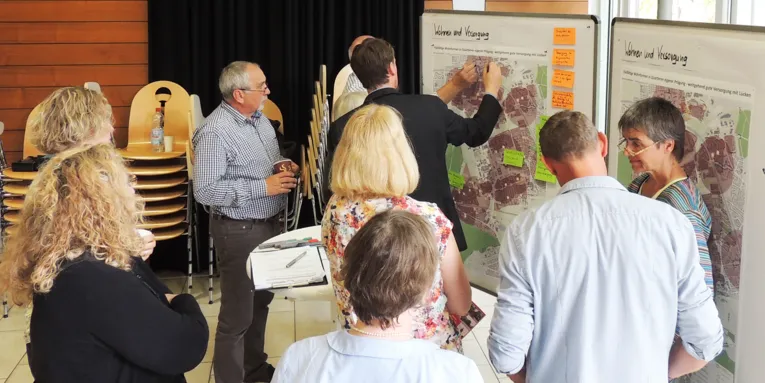 Bürgerinnen und Bürger im Dialog mit Akteuren während einer Veranstaltung im Rahmen von "Mein Quartier 2030"