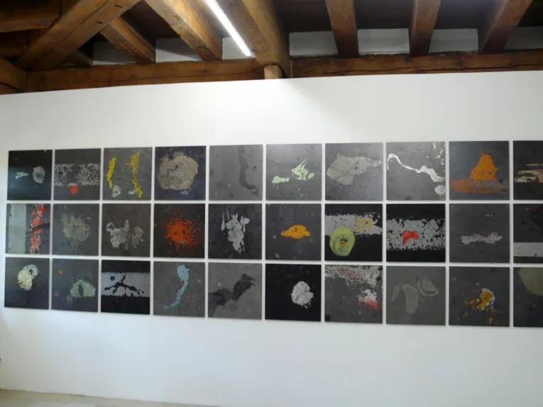 Kunstprojekt von Mayors for Peace: Auf einer Wand sind drei Reihen quadratische Abbildungen eng nebeneinander montiert.